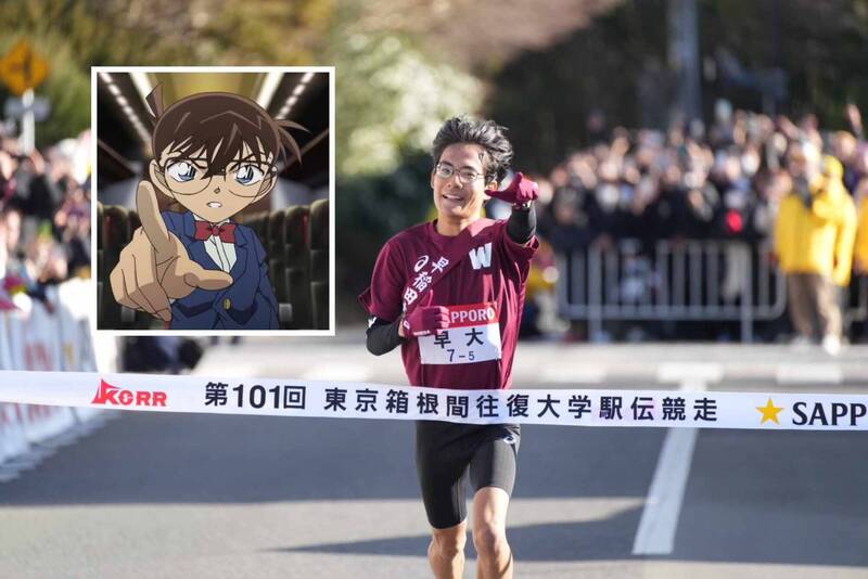 日本箱根驛戴眼鏡「工藤」選手衝向終點時，比出《名偵探柯南》主角經典手勢「真相永遠只有一個」爆紅。（圖擷取自@k_shinsakusaku、@CNP___boxoffice 社群平台「X」，本報合成）
