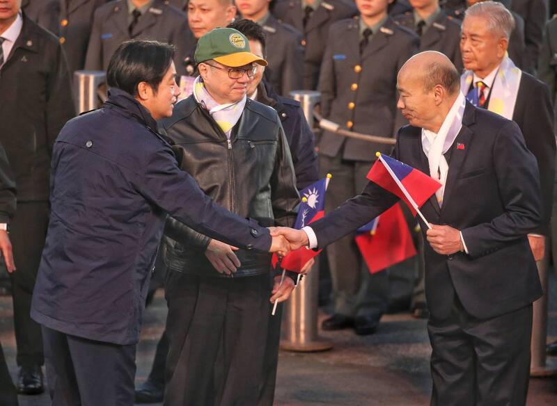 總統府前廣場昨舉行114年元旦升旗典禮，賴清德總統（左）與立法院長韓國瑜（右）在典禮結束後握手致意，圖中為行政院長卓榮泰。 （台北市攝影記者聯誼會提供）