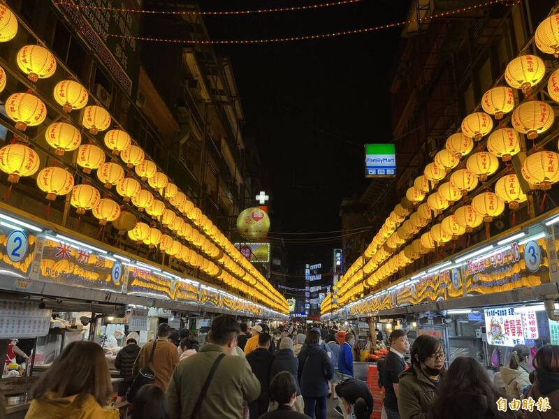 基隆廟口夜市人潮。（資料照）