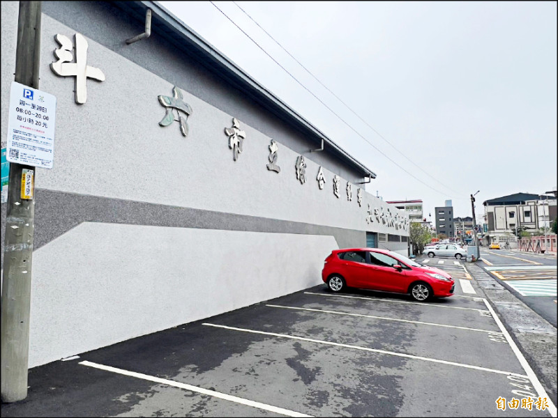 廠商片面解約，斗六市路邊停車即日起暫停收費。（記者黃淑莉攝）