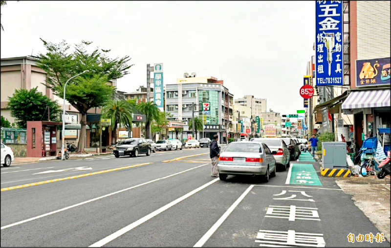 學甲華宗路東側增劃人行道，影響商家做生意，反彈大。（記者楊金城攝）