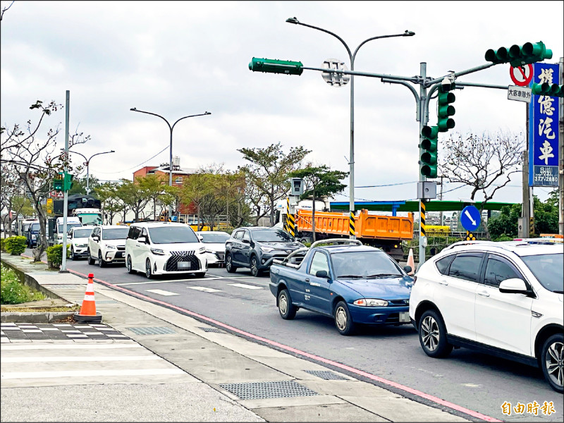 八德轉運站設置後，和強路成為通往交流道主要道路，尖峰時間塞車情嚴重。（記者謝武雄攝）