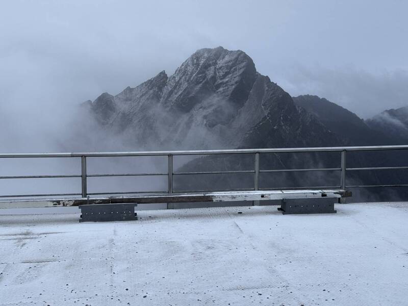 玉山降下新年初雪，雖然積雪不厚，但高山區可見白了頭，景象相當美麗。（玉山氣象站提供）