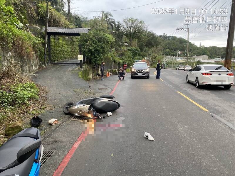 程女騎車疑超車不慎摔倒，遭砂石車輾斃。圖為案發現場（記者者林嘉東翻攝）