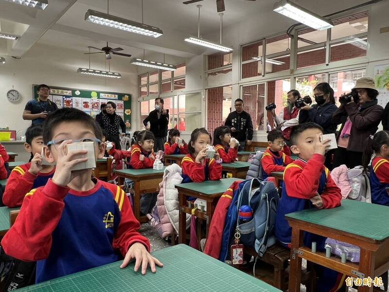 雲林縣國小學童每週免費喝一次鮮奶已推動10年，縣府表示，今年會延續不中斷。（記者黃淑莉攝）