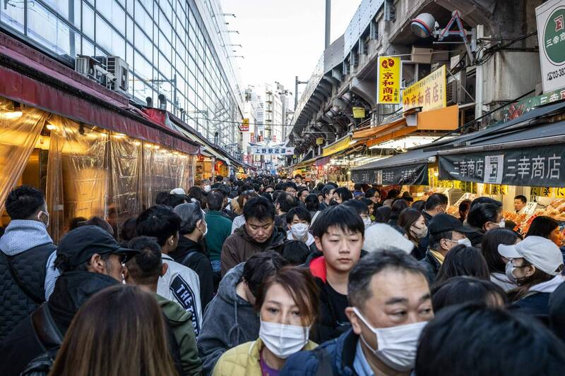 東京上野阿美橫丁商店街在跨年前夕人滿為患。（法新社）