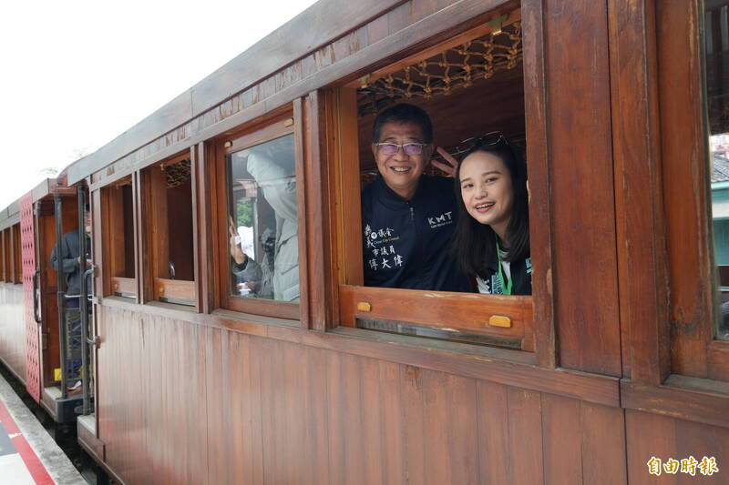 阿里山林鐵今舉行通車112週年慶活動，嘉義市議員傅大偉（左）、立委張啓楷服務處副主任林昱孜（右）體驗媽祖列車。（記者王善嬿攝）