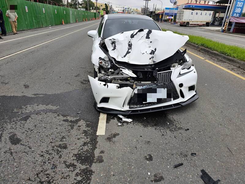 轎車撞上大貨車後車頭幾乎全毀。（警方提供）