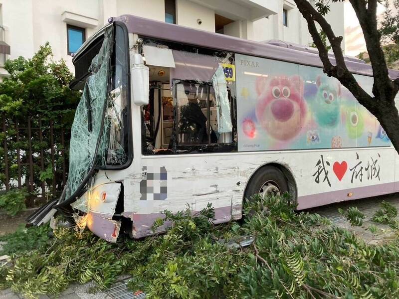 台南安南區公車與小貨車擦撞失控，直衝路旁民宅撞毀圍欄，差一步撞進屋內。（民眾提供）