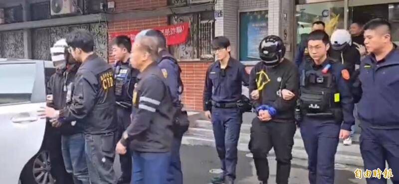 檢警偵辦基隆冰櫃藏屍案，有黑道背景的陳姓債主今凌晨帶著林姓、江姓小弟投案，並供出另名參與行凶的陳姓小弟。 （記者林嘉東攝）