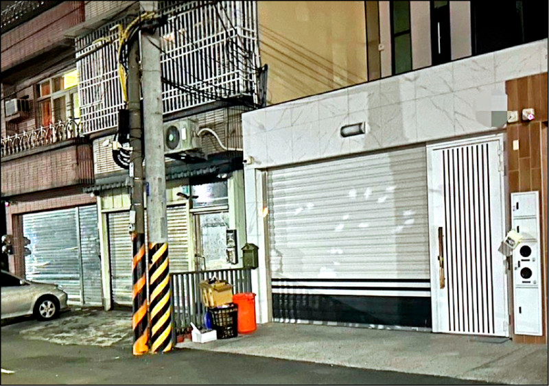 「陸橋幫」幫主羅喬俋住家大門遭掃射，彈痕累累。（民眾提供）