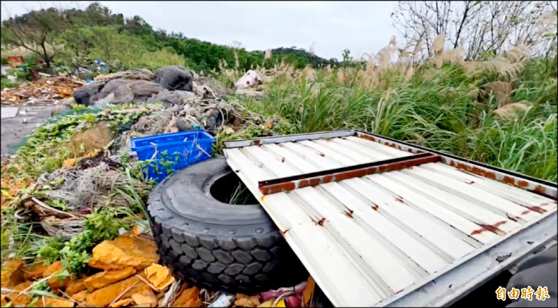 基隆槓子寮山區前往古蹟的道路旁遭濫倒大量廢棄物。（記者盧賢秀攝）