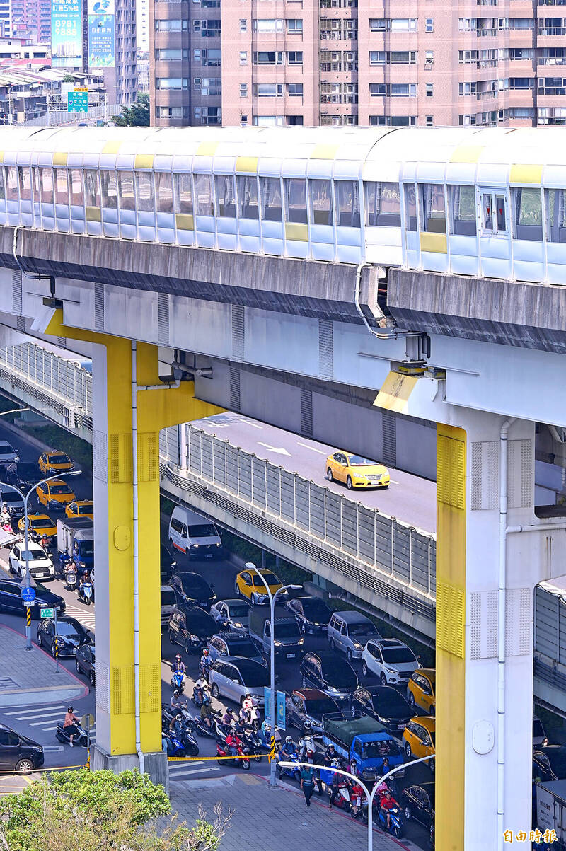 
A damaged section of the MRT Circular Line in New Taipei City between Banciao and Jhonghe stations is pictured after an earthquake on April 3 last year.
Photo: Liu Hsin-de, Taipei Times