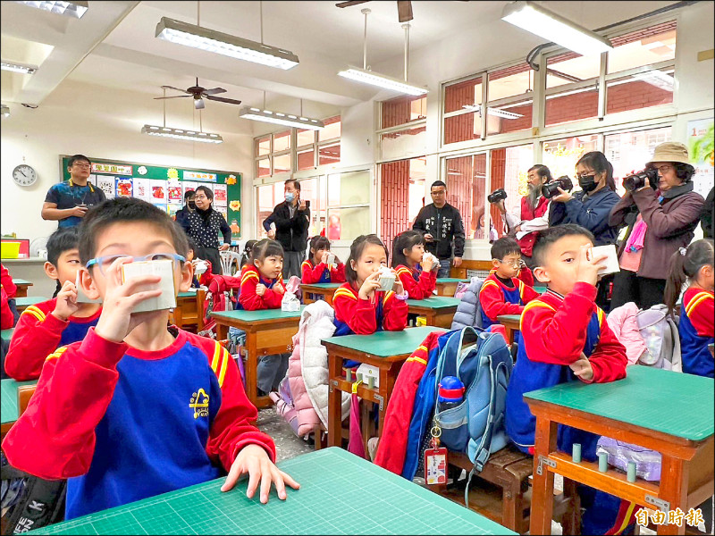 雲林縣國小學童每週免費喝一次鮮奶已推動10年，縣府表示，今年會延續不中斷。（記者黃淑莉攝）