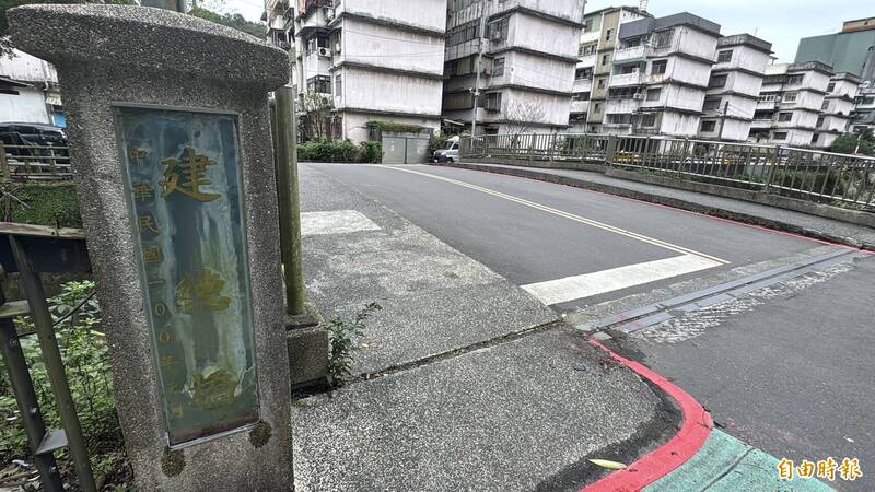 女學生夜歸行經建德橋時，遭陌生男子勒脖。（記者盧賢秀攝）