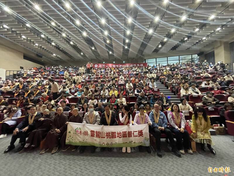 桃園市長張善政出席普仁獎頒獎，與得獎師生合影。（記者謝武雄攝）