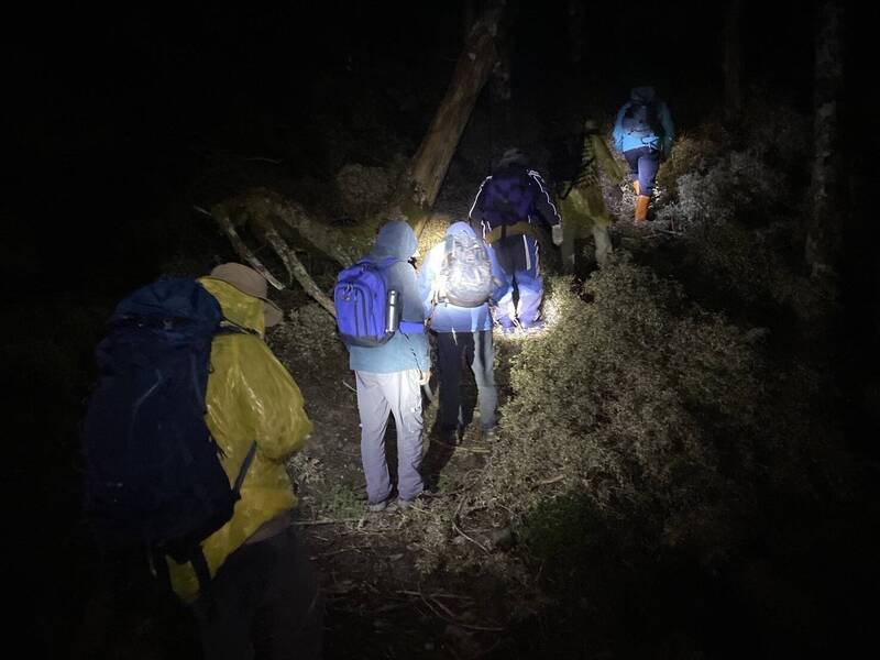 5名登山客受困海拔3千公尺深山，救難人員漏夜冒險救出他們。（民眾提供）