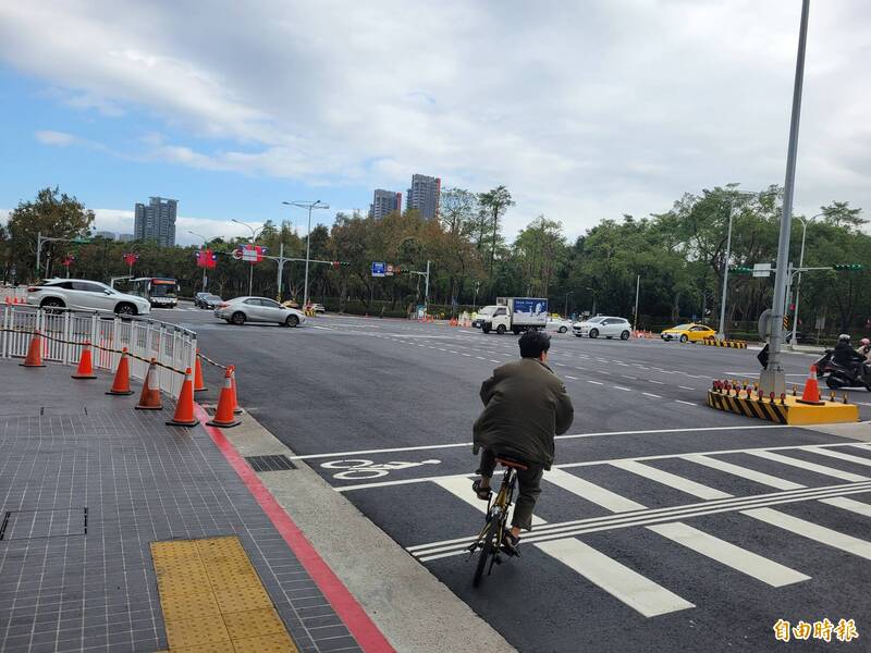 台北市和平東路、新生南路口天橋拆除後，路口天際線重現，視野開闊。（記者何玉華攝）