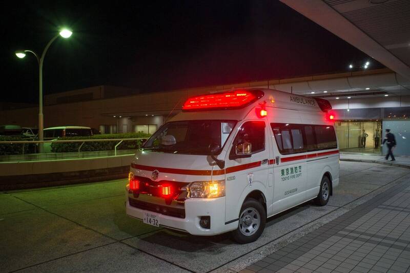 日本東京1月1日至3日，有9名老者吃年糕噎到送醫，其中2人不治。東京救護車示意圖。（彭博）