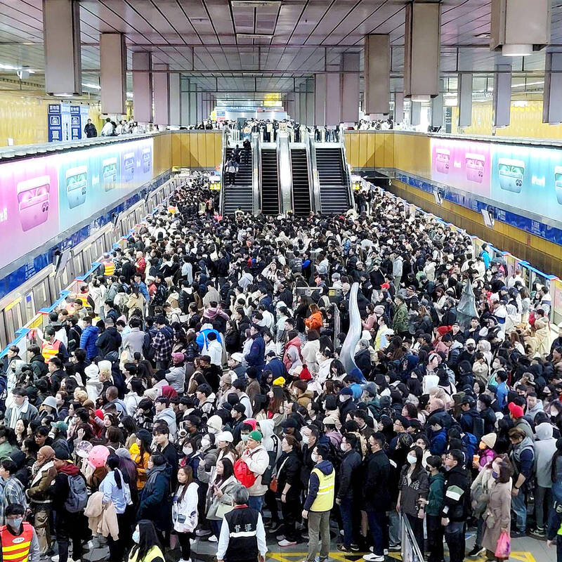 
Passengers pack an MRT station in Taipei on New Year’s Eve last year.
Photo courtesy of Taipei Rapid Transportation Corp