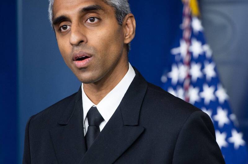 美國公共衛生署署長維韋克·默西（Vivek H. Murthy）近日建議，要求對酒類產品的健康警告標籤進行更新，新增「癌症風險」警告。（法新社）