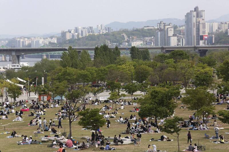 赴首爾旅遊須注意，自3月起，於城市公園及漢江沿岸等地餵食野生動物將被罰款，最高可達100萬韓元。（美聯社）