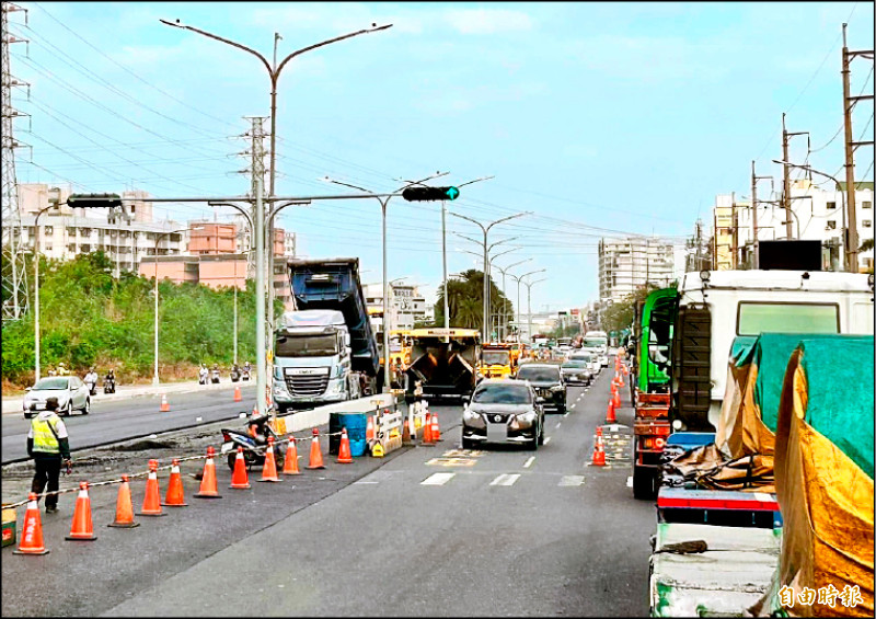 高雄市小港區沿海路貨櫃車專用道趕工中，可望於今年中全部完工。（記者葛祐豪攝）