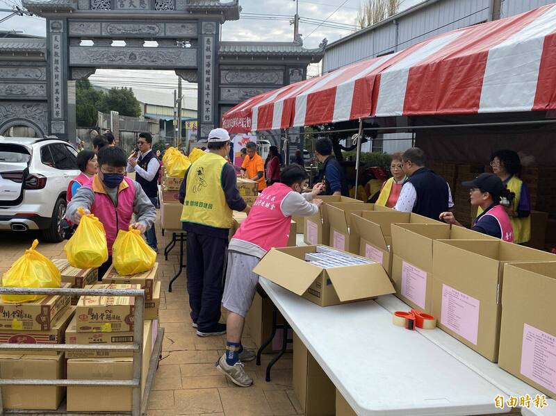 台中大里慈天宮連續19年舉辦冬令救濟活動，今天動員志工協助發放物資，讓弱勢戶感受社會的溫暖。（記者陳建志攝）