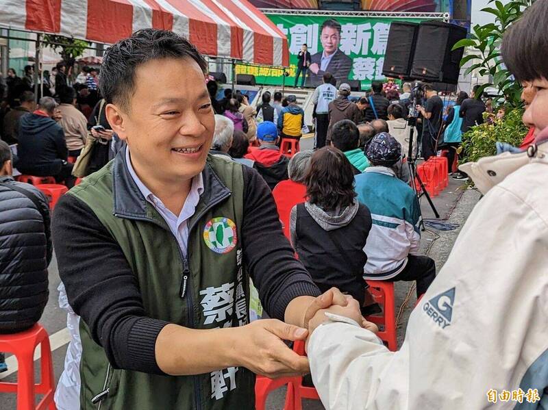 草屯鎮長補選，民進黨蔡銘軒成立競選總部，對於對手國民黨簡賜勝坦言補選壓力大，蔡則回應他已準備好了。（記者劉濱銓攝）