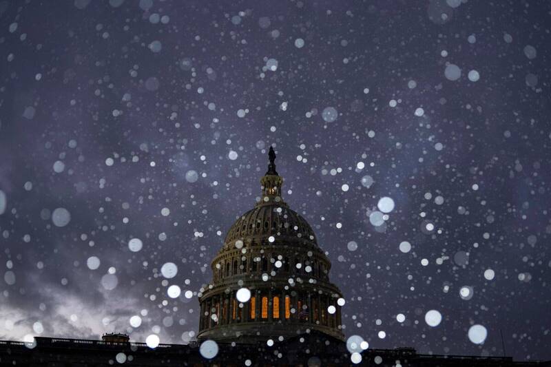 1月3日，美國華盛頓特區的國會大廈（US Capitol）籠罩在紛飛的雪花之中。一場冬季風暴正橫掃美國中部，華盛頓6日的積雪厚度可能至少達到13公分，當日國會預定進行總統大選結果的認證程序。（彭博）