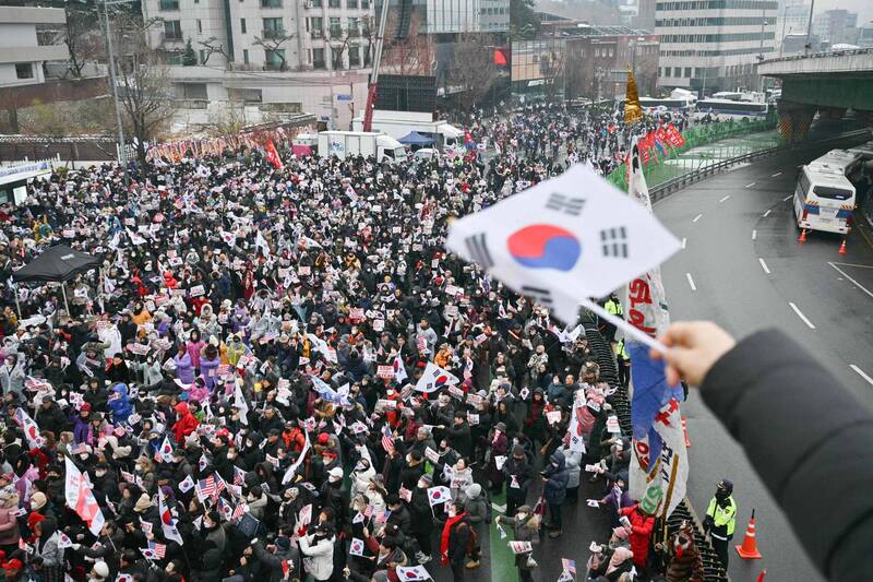 南韓遭彈劾總統尹錫悅的支持者於1月5日，在首爾其官邸附近參與集會。數千名南韓抗議者冒著暴風雪，聲援因試圖實施戒嚴失敗而面臨逮捕的尹錫悅，距離逮捕令失效僅剩不到48小時。（法新社）