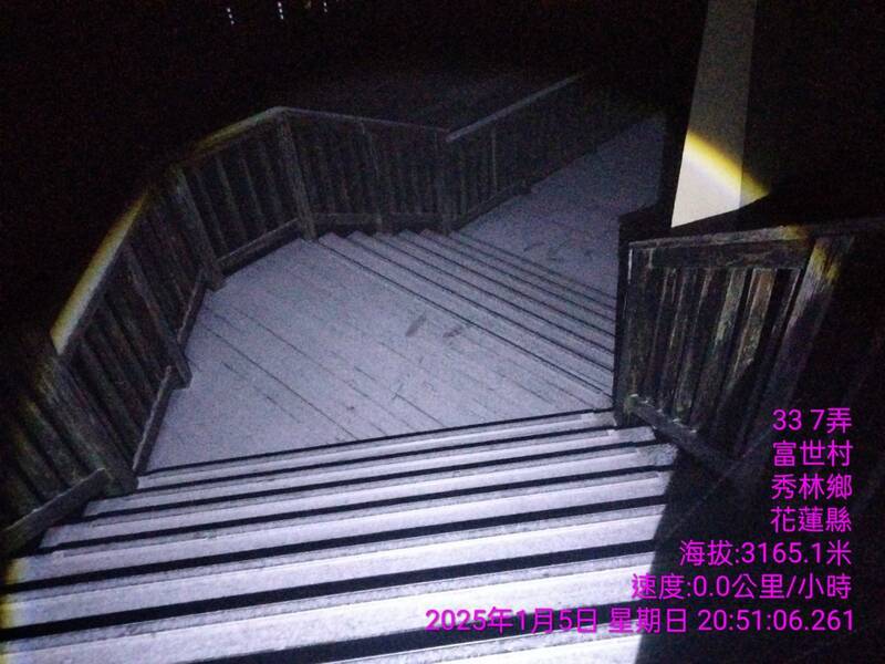 入夜受低溫與水氣影響，合歡山5日晚間下起雪與冰霰，地面可見白色雪花與冰珠。（臺灣追雪團提供）