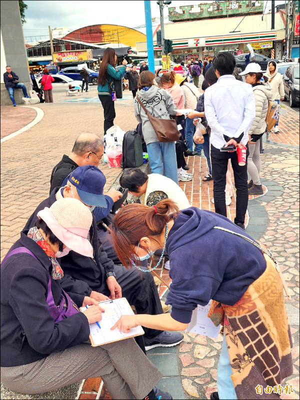 「微光花蓮」團隊昨持續於市場舉辦五場罷免國民黨立委傅崐萁連署，不少民眾到場響應。（記者花孟璟攝）