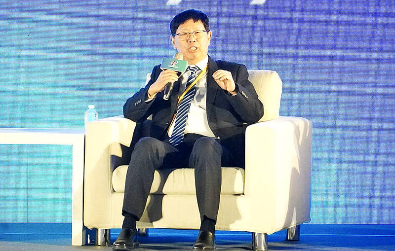 
Hon Hai Precision Industry Co chairman Young Liu speaks at the Kaohsiung Smart City meeting on Friday.
Photo: CNA