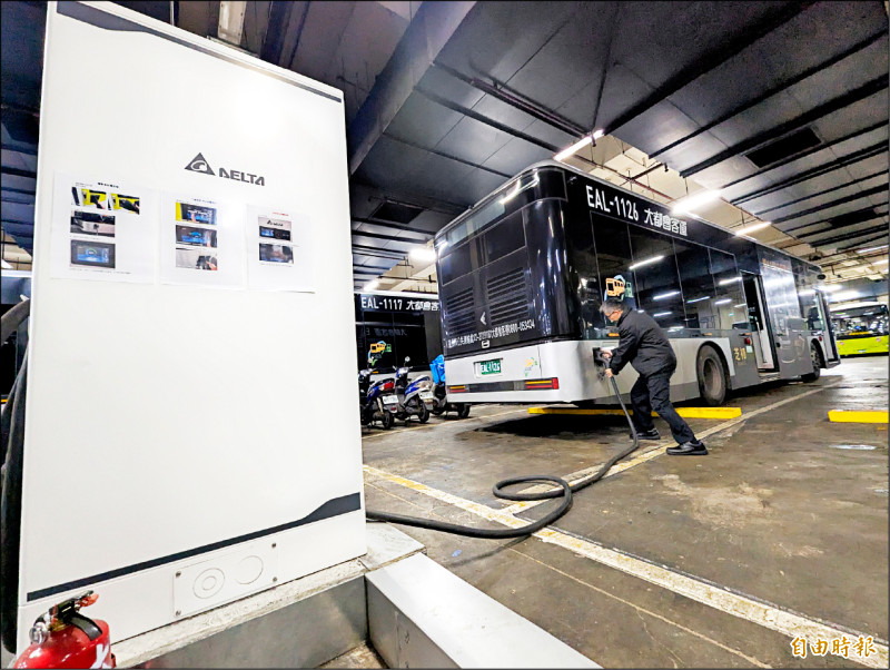 電動大客車汰換最大困難點在用地取得，加上充電樁配電和設備投資。圖為台北市松德大樓地下一樓的全台首座室內型電動公車充電場站。（記者吳亮儀攝）