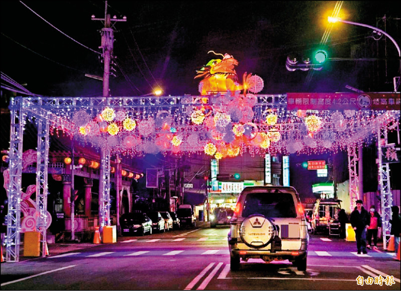 苗市玉清宮牌樓旁「玉龍迎福門」天幕。（記者彭健禮攝）