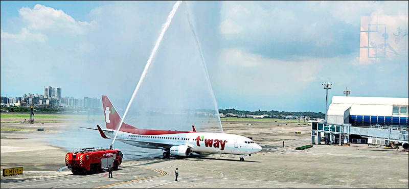 高雄今年將新增7條國際航線，圖為去年6月韓國德威航空開闢「高雄—首爾金浦」航線。（擷自高雄國際機場臉書）