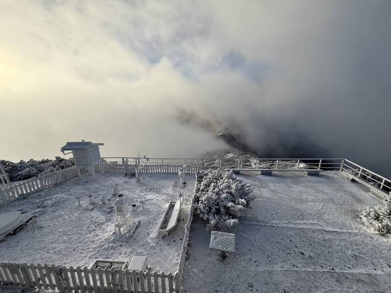 玉山測站觀測坪全區出現積雪、霧淞。（圖由中央氣象署提供）