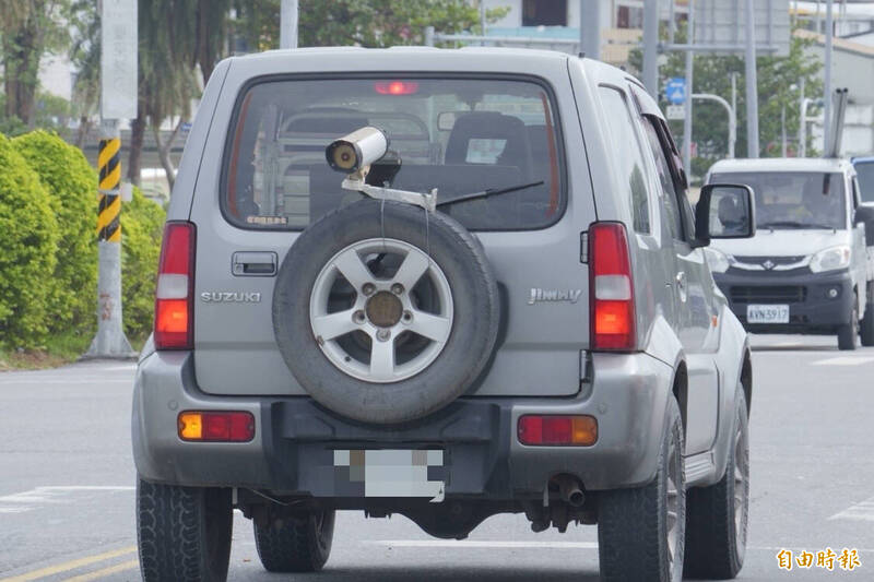 少見的超巨型行車記錄器，未接線材應是純裝飾。（記者劉人瑋攝）