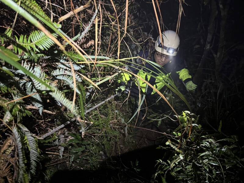 新北市一對父子昨到烏來區登山迷路，警消在深夜獲報後上山搜索至今晨未尋獲，今早再度出動搜尋 。（記者陸運鋒翻攝）