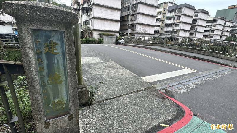 女學生夜歸行經建德橋時，遭陌生男子勒脖。（資料照）