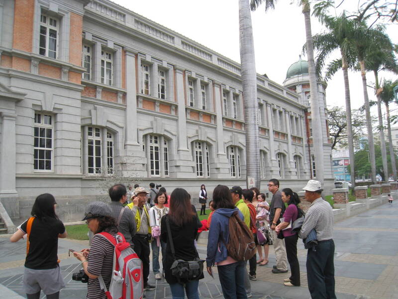 台南散步導覽府城藝文踅街趣，以城市博物館為核心，帶領民眾感受府城古都豐厚的文化底蘊，一起見證歷史紋理。（南市觀旅局提供）