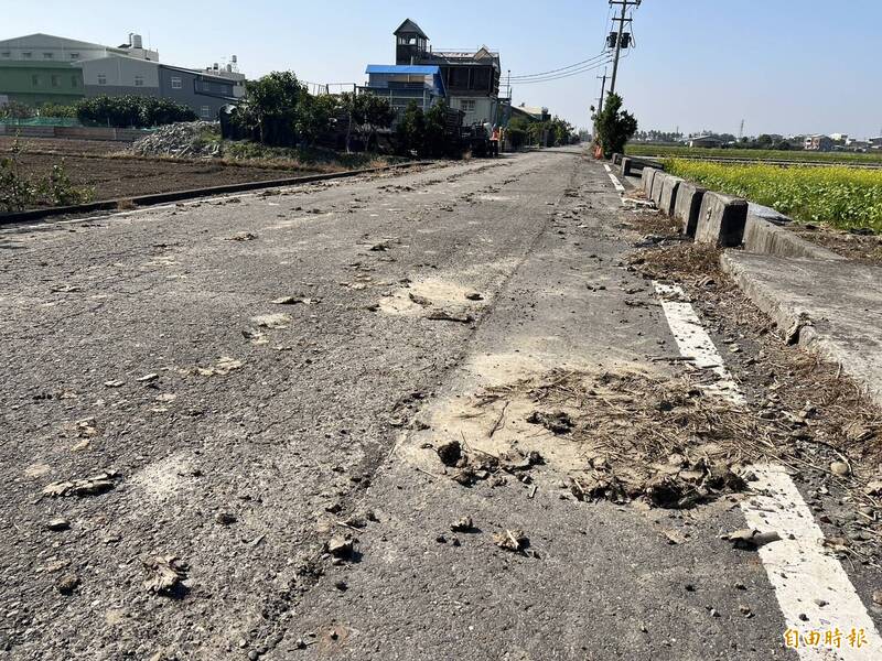 雲林縣環保局透過智能化AI道路普查發現道路有髒污、破壞情況可即時透過橫向通報機制加以管控及追蹤污染源。（記者黃淑莉攝）