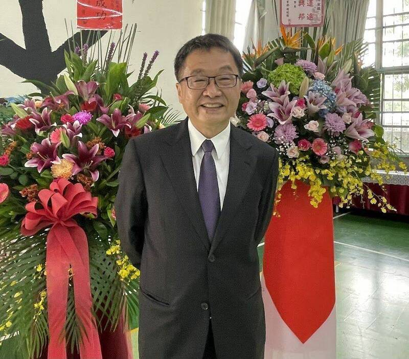 台中龍井國中校長國立民遭指控縱容家長委員羞辱老師，且在校長室焚香差點引發火災，國立民喊冤稱是不實指控。（擷取自龍井國中網站）