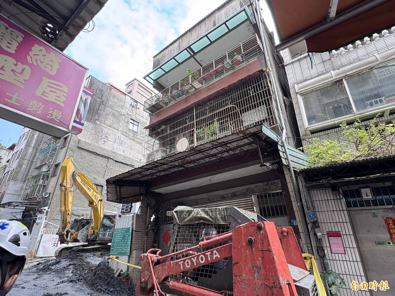 新北市三重區六張街一處建案因施工釀一旁民宅傾斜、房屋龜裂。（記者羅國嘉攝）