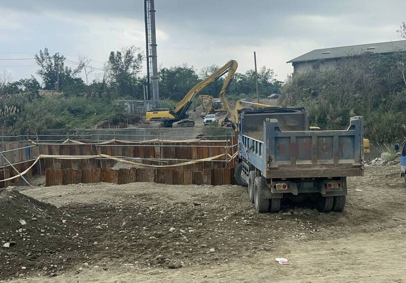 花蓮縣新城鄉康樂村193縣道拓寬工地今天中午發生一起大貨車壓死工人的工安意外。（民眾提供）