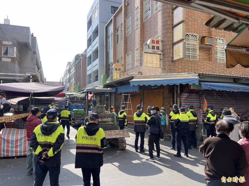 拆除馬公北辰市場西面攤商遮雨棚，在優勢警力戒護下怪手進駐。（記者劉禹慶攝）