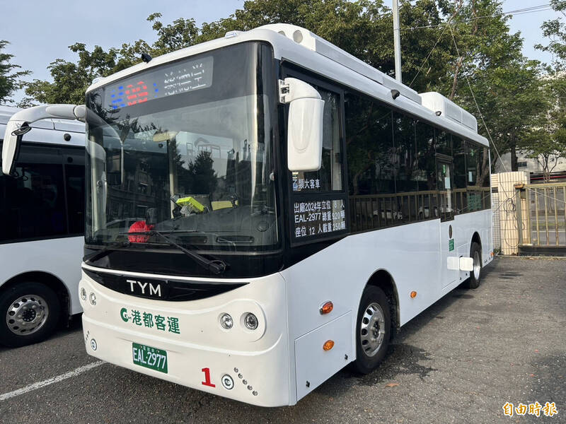 高市公車全電動化多達26條路線，今年將再汰換129輛電動公車。（記者黃良傑攝）