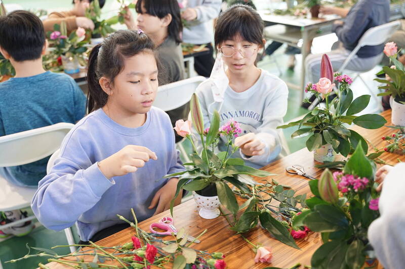 由花農贊助推廣的「花現幸福列車」，今日前往河堤國小帶領小朋友們上了一堂融合美學教育的花藝課。（河堤國小提供）