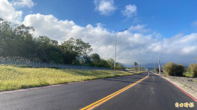 石門水庫溪州橋至大溪武嶺橋防淤道路預計今年7月通車，成為台3線、台4線等替代道路。（記者李容萍攝）